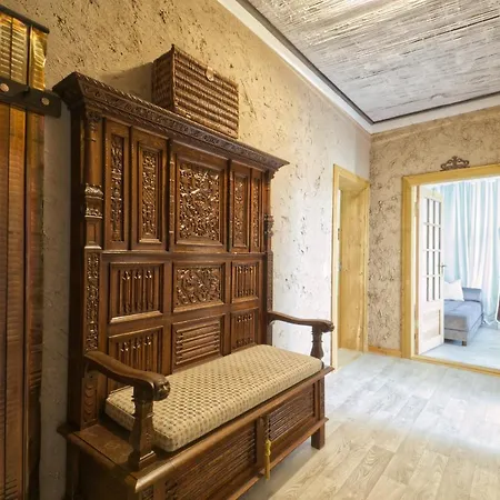 Herrenzimmer Mit Kamin Und Terrasse *