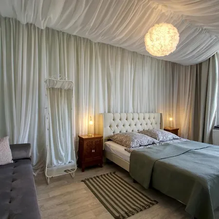 Herrenzimmer Mit Kamin Und Terrasse