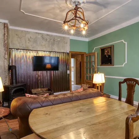 Herrenzimmer Mit Kamin Und Terrasse *